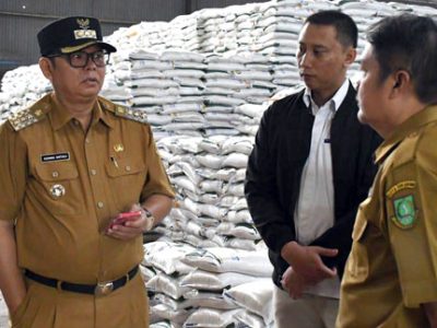Penjabat Wali Kota Sukabumi, Kusmana Hartadji didampingi Kepala DKP3 Adrian Haryadi melakukan pemantauan ke Gudang Bulog Pasirhalang, Senin, 5 Februari 2024.