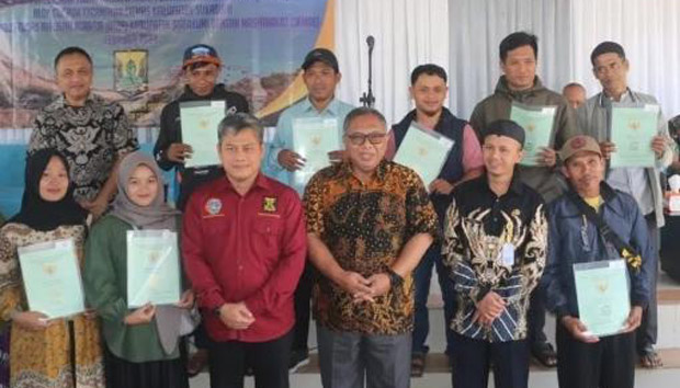 Bupati Sukabumi, H. Marwan Hamami sebagai Ketua Gugus Tugas Reforma Agraria (GTRA) Kabupaten Sukabumi menghadiri sosialisasi penyelesaian program redistribusi