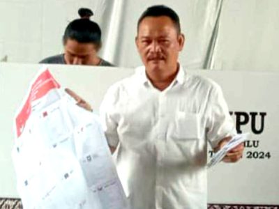 Ketua Umum Forum Timur Raya (FATRA), Yudi Sucipta menyalurkan hak suaranya pada Pemilu dan Pilpres 2024 di TPS 32 Desa Wanaherang, Kecamatan Gunung Putri, Kabupaten Bogor