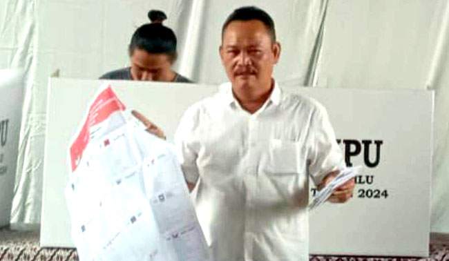 Ketua Umum Forum Timur Raya (FATRA), Yudi Sucipta menyalurkan hak suaranya pada Pemilu dan Pilpres 2024 di TPS 32 Desa Wanaherang, Kecamatan Gunung Putri, Kabupaten Bogor