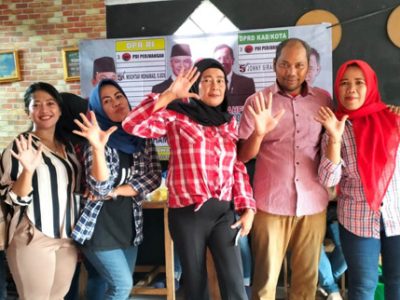 Sejumlah emak-emak yang juga tergabung pada grup senam MD mengkampanyenya Calon Legislatif (Caleg) DPR-RI Dapil Jawa Barat V Kabupaten Bogor Nomor Urut 5, H. Mochtar Mohamad S.Sos dan Caleg DPRD dapil 3 Kabupaten Bogor nomor urut 5, Jonny Sirait
