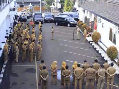Sekretaris Daerah (Sekda) Kota Sukabumi, H. Dida Sembada memimpin apel di Lapang Apel Setda Kota Sukabumi, pada Senin, 5 Februari 2024.