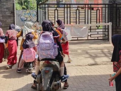 gerbang pintu masuk SDN 1 Kadusirung, Kecamatan Pagedangan, Kabupaten Tangerang diportal menggunakan besi