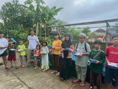 Majelis Taklim Fokowas saat menyantuni akan yatim di wilayah Kecamatan Sumedang Selatan. (Foto: Dok. Forkowas)