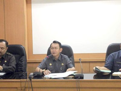 Pj Bupati Bekasi Dani Ramdan didampingi Sekda Dedy Suriyadi memimpin rapat evaluasi anggaran dan pelaksanaan kegiatan pembangunan, di Ruang KH. R Ma'mun Nawawi, Komplek Pemkab Bekasi, Cikarang Pusat, Selasa (19/03/2024).