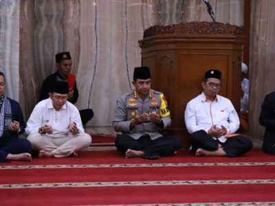 Pj. Bupati Bekasi Dani Ramdan menghadiri santunan yatim dan buka puasa bersama yang digelar Polres Metro Bekasi, di Masjid Darul Amanah, Polres Metro Bekasi, Cikarang Utara, Selasa, (19/03/2024).
