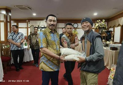 Rektor IPDN, Prof. Dr. Drs. H. Hadi Prabowo., M.M, menyerahkan bingkisan kepada salah satu wartawan Pokja IPDN. (Foto: Istimewa)