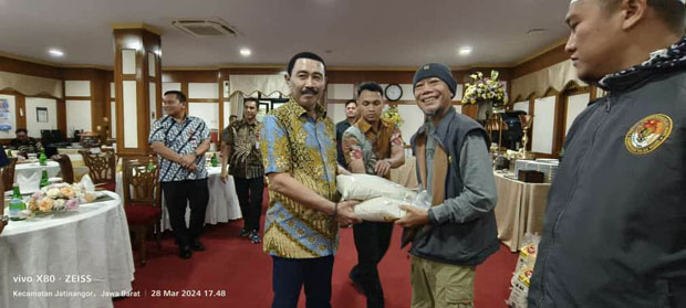 Rektor IPDN, Prof. Dr. Drs. H. Hadi Prabowo., M.M, menyerahkan bingkisan kepada salah satu wartawan Pokja IPDN. (Foto: Istimewa)