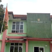 Kantor PGRI Desa Banjarwangi, Kecamatan Ciawi, Kabupaten Bogor memasang bendera yang sudah rusak dan kusam