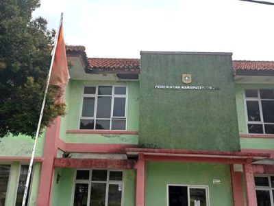 Kantor PGRI Desa Banjarwangi, Kecamatan Ciawi, Kabupaten Bogor memasang bendera yang sudah rusak dan kusam