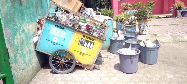 SDN 3 Percontohan membuat tempat pembuangan tepat sampah di pintu masuk sekolah