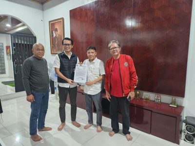 Ketua DPC PDI Perjuangan didampingi jajaran pengurusnya menunjukan dokumen pendaftaran Ade Wardana sebagai Calon Bupati Bogor 2024 dari PDI Perjuangan. (Foto: Istimewa)