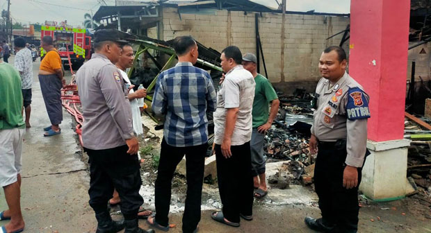 Toko sembilan bahan pokok (sembako) milik Lingkar Mulyadi, di Cikeas Parung, Desa Cikeas Udik, Kecamatan Gunung Putri, Kabupaten Bogor, ludes dilalap Si Jago Merah
