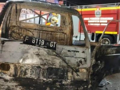 Satu unit mobil losbak nomor polisi F-8119-GT hangus terbakar di depan Perumahan Mulia Land Bogor