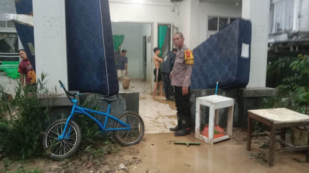 Bencana alam banjir bandang merendam puluhan rumah di Kampung Cicerewet, Desa Cijayanti, Kecamatan Babakan Madang, Kabupaten Bogor