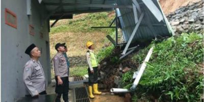 Bencana longsor terjadi di samping gudang PT. Antam Tbk. UPBE Pongkor, Desa Bantarkaret, Kecamatan Nanggung, Kabupaten Bogor