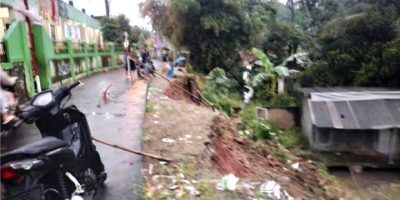 Bencana alam pergeseran tanah hingga menyebabkan tanah longsor terjadi di depan SDN Cibungbulang 1, Kampung Cibungbulang RT 05 RW 03, Desa Cimanggu 2, Kecamatan Cibungbulang, Kabupaten Bogor