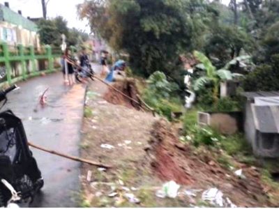 Bencana alam pergeseran tanah hingga menyebabkan tanah longsor terjadi di depan SDN Cibungbulang 1, Kampung Cibungbulang RT 05 RW 03, Desa Cimanggu 2, Kecamatan Cibungbulang, Kabupaten Bogor