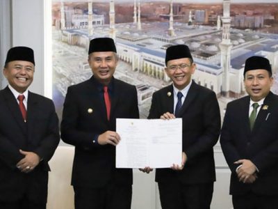 Pj. Bupati Bekasi Dani Ramdan menerima Surat Keputusan (SK) Menteri Dalam Negeri (Mendagri), dari Penjabat Gubernur Jawa Barat Bey Machmudin tentang perpanjangan masa jabatan Penjabat Bupati Bekasi