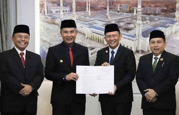 Pj. Bupati Bekasi Dani Ramdan menerima Surat Keputusan (SK) Menteri Dalam Negeri (Mendagri), dari Penjabat Gubernur Jawa Barat Bey Machmudin tentang perpanjangan masa jabatan Penjabat Bupati Bekasi