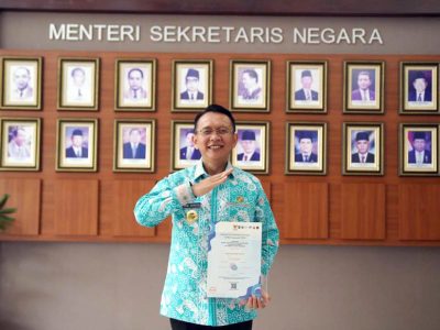 Pj Bupati Bekasi, Dani Ramdan menerima penghargaan dari Kementrian PANRB Atas Penerapan SPBE Terbaik Pada Kategori Peningkatan Indeks Signifkan Tahun 2024