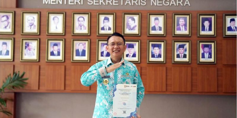 Pj Bupati Bekasi, Dani Ramdan menerima penghargaan dari Kementrian PANRB Atas Penerapan SPBE Terbaik Pada Kategori Peningkatan Indeks Signifkan Tahun 2024