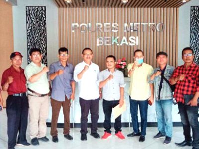 Forum Wartawan Nasrani dan LSM Bekasi foto bersama saat mendatangi Polres Metro Bekasi, Jumat (17/5/2024)