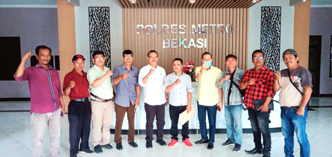 Forum Wartawan Nasrani dan LSM Bekasi foto bersama saat mendatangi Polres Metro Bekasi, Jumat (17/5/2024)