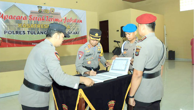 Kapolres Tulang Bawang Barat AKBP Ndaru Istimawan, S.IK, memimpin langsung proses upacara serah terima jabatan Kasat Narkoba Polres Tulang Bawang Barat