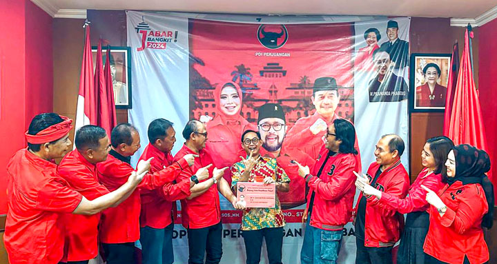 DPD PDI Perjuangan Jawa Barat menyerahkan Kartu Tanda Anggota (KTA) kepada bakal calon Wali Kota Bandung, Dandan Riza Wardhana dan bakal calon Wali Kota Bogor Raendi Rayendra