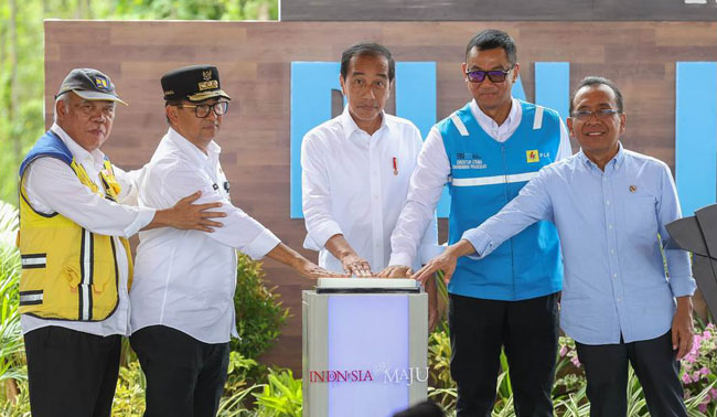 Presiden Republik Indonesia, Joko Widodo (Jokowi) melakukan peletakan batu pertama atau groundbreaking pembangunan pusat ekosistem transisi energi dan layanan digital yang pertama dan terbesar di Tanah Air atau PLN Hub di jantung Ibu Kota Negara