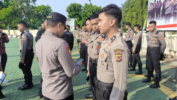 Handphone milik seluruh personel Polres Sukabumi secara mendadak diperiksa Kapolres Sukabumi AKBP Tony Prasetyo