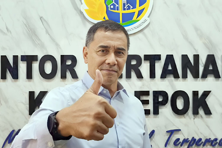 Slamet Effendi Pradana atau Fendy Pradana, aktor film Indonesia menyambangi Kantor Pertanahan Kota Depok