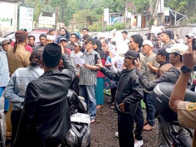 Sejumlah warga menggeruduk kantor Desa Cipayung Girang, Kecamatan Megamendung, Kabupaten Bogor, Selasa (2/7).