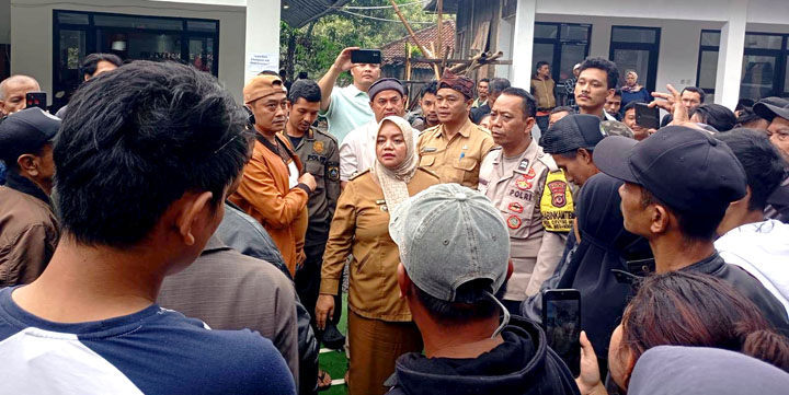 Kades Cipayung Girang, Sri Budi Sayekti saat menemui massa aksi