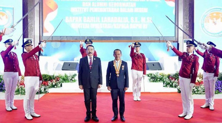 Rektor IPDN, Prof. Dr. Drs. H. Hadi Prabowo., M.M dan Menteri Investasi sekaligus Kepala Badan Koordinasi Penanaman Modal (BKPM), Bahlil Lahadalia, S.E., M.Si. berfoto bersama usai menggelar kuliah umum. (foto: Humas IPDN/Istimewa)