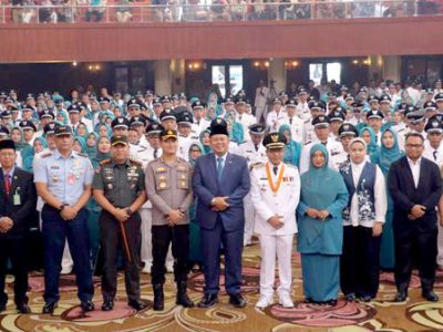 Bupati Bandung Dadang Supriatna menyampaikan petikan keputusan tentang perpanjangan masa jabatan kepala desa bagi 270 kepala desa se Kabupaten Bandung