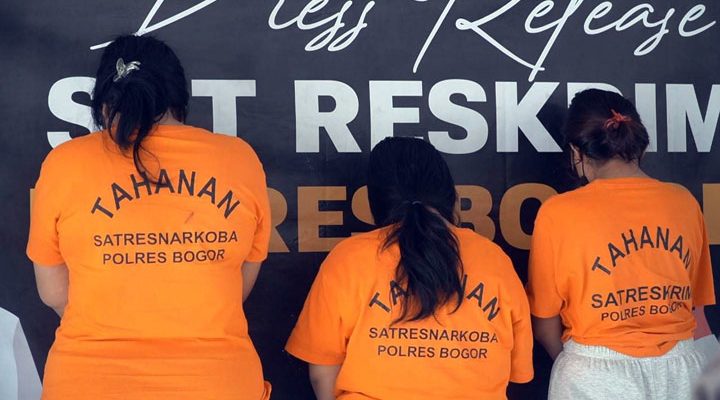 Promosikan judi online, 4 orang pelaku beserta barang bukti uang jutaan rupiah diamankan polisi.
