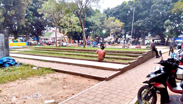 Orang dengan gangguan jiwa (ODGJ) di Alun-alun Jonggol dinilai menganggu kenyamanan para pelancong
