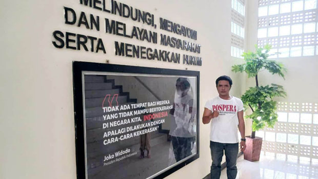 Pirlen Sirait, Pemimpin Redaksi Koran Mediasi saat menghadiri panggilan Polres Metro Bekasi, Jumat (26/7/2024)