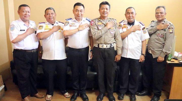 Sekretaris Dinas Perhubungan Kabupaten Bekasi, Reza Nuralam (tengah) didampingi Wakil Ketua Organda Kabupaten Bekasi, Irsanadi (kiri) dan Kanit Keamanan dan Keselamatan Lalu-lintas Polres Metro Bekasi, Iptu Muhamad Fadli (kanan) usai menggelar rapat di Kantor Dishub Kabupaten Bekasi, Jl. Industri Cikarang Utara, Selasa (30/7/2024).