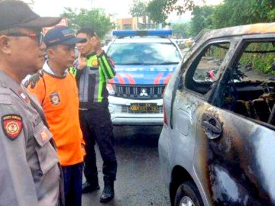Polsek Tikala segera mendatangi dan mengamankan Tempat Kejadian Perkara (TKP) kecelakaan lalu lintas yang melibatkan tiga kendaraan di Jalan Raya Tikala