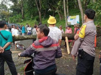Bencana alam akibat hujan deras disertai angin puting beliung terjadi di Desa Cileungsi, Kecamatan Ciawi, Kabupaten Bogor, Rabu 3 Juli 2024