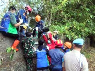 Warga dihebohkan dengan penemuan sesosok mayat tanpa identitas di sungai Ciliwung, Kampung Parakan Kembang, RT 02/11, Desa Pasir Jambu, Kecamatan Sukaraja, Kabupaten Bogor