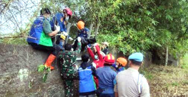 Warga dihebohkan dengan penemuan sesosok mayat tanpa identitas di sungai Ciliwung, Kampung Parakan Kembang, RT 02/11, Desa Pasir Jambu, Kecamatan Sukaraja, Kabupaten Bogor