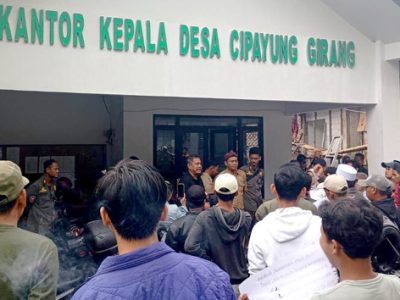 Sejumlah warga menggeruduk kantor Desa Cipayung Girang, Kecamatan Megamendung, Kabupaten Bogor, Selasa (2/7).