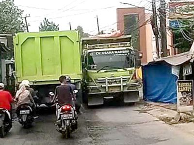 Aktivitas dump truk pengangkut material tambang diprotes warga saat melintasi jalan Raya Klapanunggal-Bojong, Kecamatan Klapanunggal