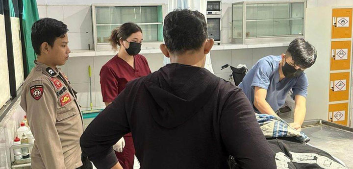 Polsek Bunaken menerima laporan dari masyarakat terkait penemuan seorang perempuan tanpa mengenakan celana di Jalan Raya Meras