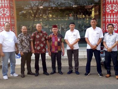 Ansyori Sabak didampingi kuasa hukumnya melaporkan sejumlah akun Tiktok dan YouTube ke Polda Lampung
