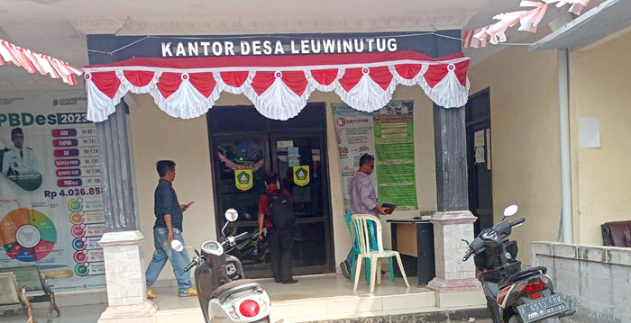 Sejumlah warga saat mendatangi Kantor Desa Leuwinutug, Kamis (22/8), namun kantor desa dalam keadaan kosong. Menurut warga pelayanan pun tidak ada